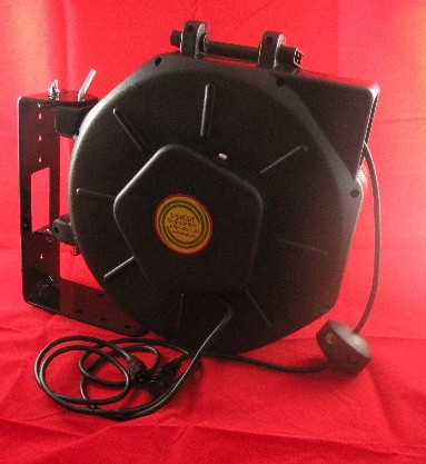 s-video retractable cable cord reel 25' foot by Lightcast retractable 25'  foot retractable s-video